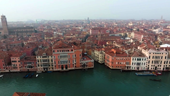 Blick von oben auf den Canal Grande mit dem Palazzo