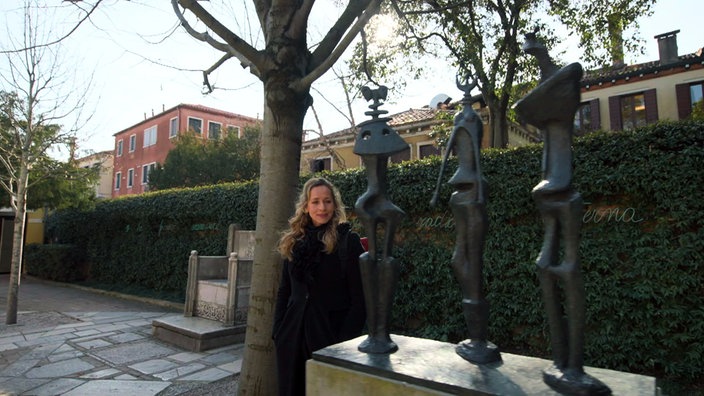 Tamina Kallert im Garten der Peggy Guggenheim Collection neben Bronzeplastiken