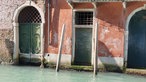 Wasser vor Hausfassaden