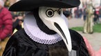 Maskierter mit weißer Maske mit langem Schnabel