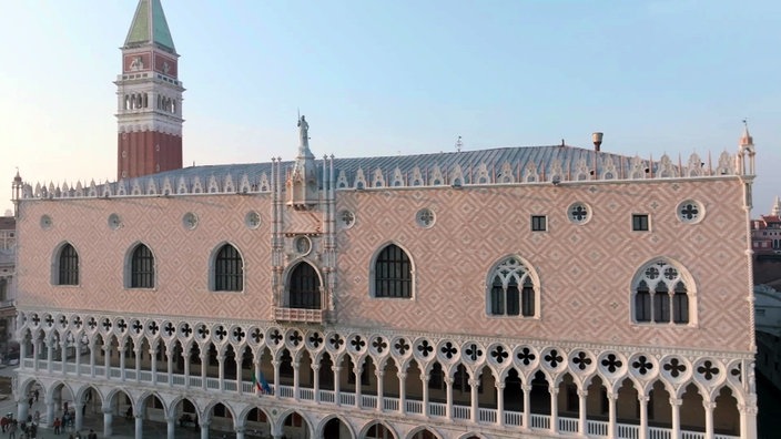 Fassade des Dogenpalastes, im Hintergrund der Campanile