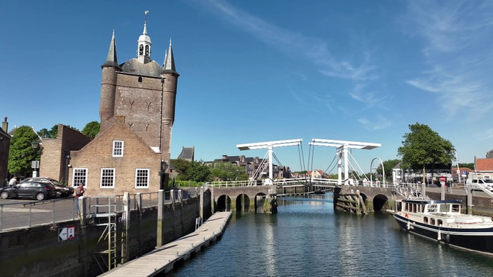 Historisches Gebäude mit Turm und eine Ziehbrücke in Zierikzee
