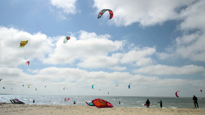 Kitesurfer am Strand