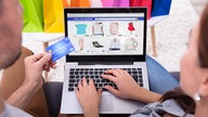 PC mit Seite von Onlineshop