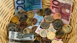 Klingelbeutel mit Geld