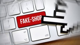 Das Bild zeigt eine Computertaste mit der Aufschrift Fake-Shop.