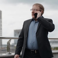 Ein Mann im Anzug telefoniert