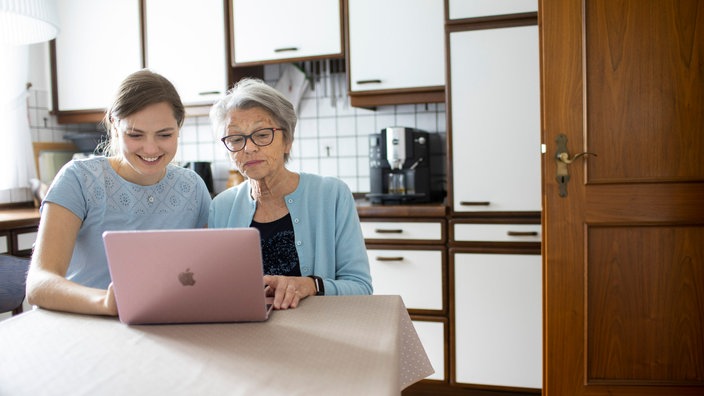 Mutter und Tochter zusammen am Laptop.