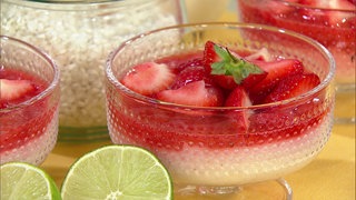 Grießflammeri mit Erdbeeren und einer aufgeschnittenen Limette dekoriert