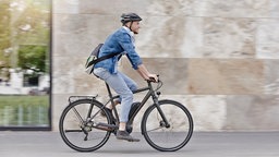 Das Bild zeigt einen Mann auf einem E-Bike.