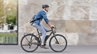Das Bild zeigt einen Mann auf einem E-Bike.