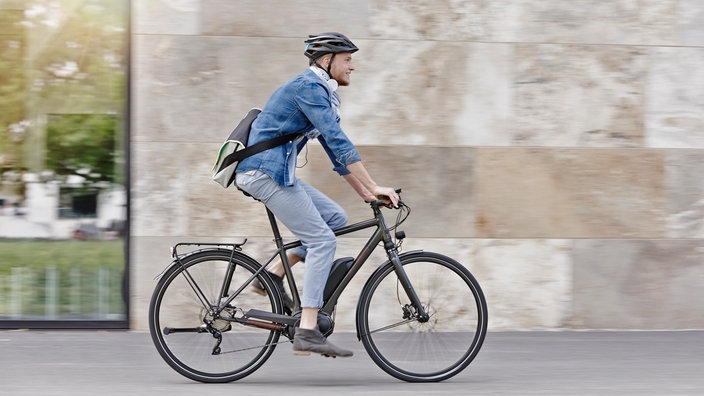 Das Bild zeigt einen Mann auf einem E-Bike.
