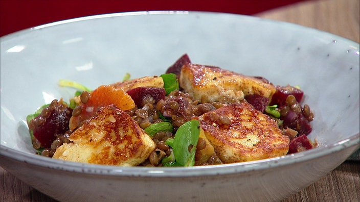 Lauwarme Linsen mit Zimt-Halloumi, Rote Bete, Blutorange und Feldsalat