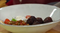 Saftige Pilzspieße mit Zitronenjoghurt und Tomaten-Kichererbsensalat