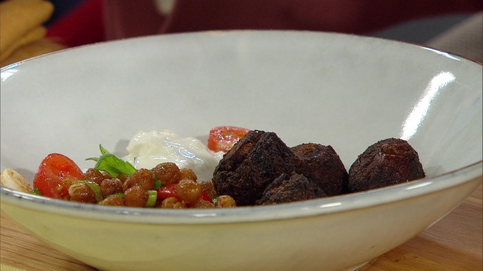 Saftige Pilzspieße mit Zitronenjoghurt und Tomaten-Kichererbsensalat