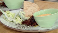 Saftig gegrillte Schweinebauch-Spieße mit Dip