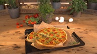 Das Bild zeigt die Quiche garniert mit Tomaten und Bohnen auf einem Backblech.