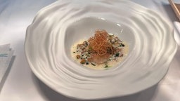 Gericht "Adlerfisch mit Dreierlei von der Kartoffel" von Sternekoch Reyad Danah angerichtet auf einem wellenförmig geformten Teller