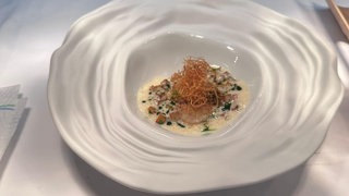 Gericht "Adlerfisch mit Dreierlei von der Kartoffel" von Sternekoch Reyad Danah angerichtet auf einem wellenförmig geformten Teller