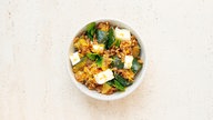 Insalata di Farro angerichtet in einer Schüssel.