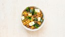 Insalata di Farro angerichtet in einer Schüssel.