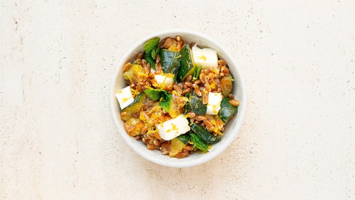 Insalata di Farro angerichtet in einer Schüssel.