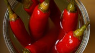 Rote Chilis in einem Einmachglas