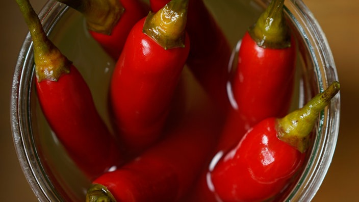 Rote Chilis in einem Einmachglas