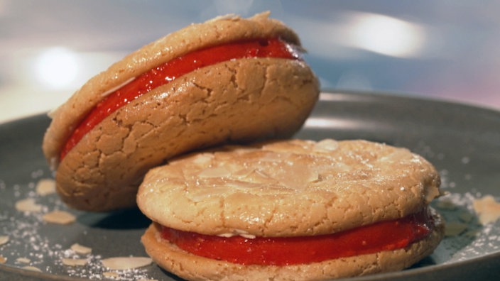 Eis-Sandwich mit Himbeereis. 