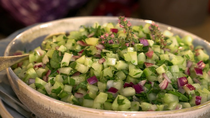 Das Bild zeigt eine Schüssel mit den angerichteten Gurken-Relish.