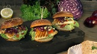 Das Bild zeigt drei angerichtete Halloumi-Burgern.