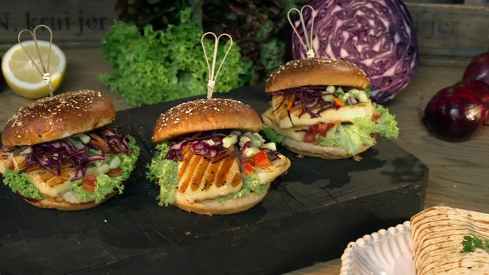 Das Bild zeigt drei angerichtete Halloumi-Burgern.