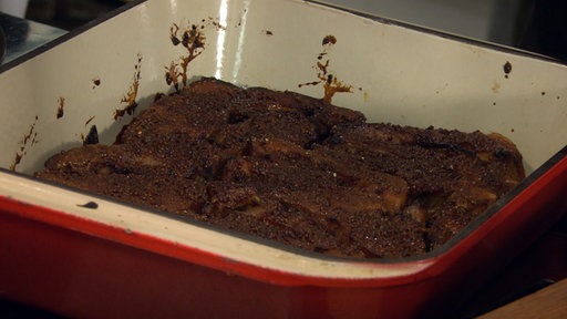 Spareribs in einer Backform