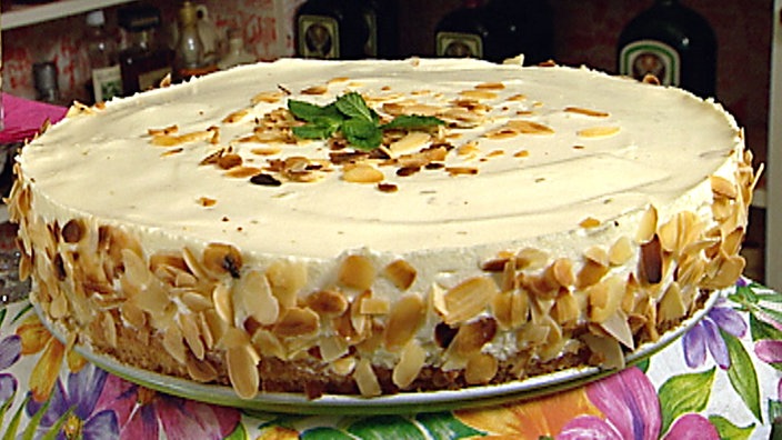 Helle Torte, mit Mandelsplittern verziert