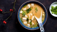 Symbolfoto: Miso-Suppe mit Tofu und Schnittlauch in einer Schüssel serviert.