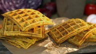 Das Bild zeigt angerichtete Möhrenwaffeln mit Rucola.