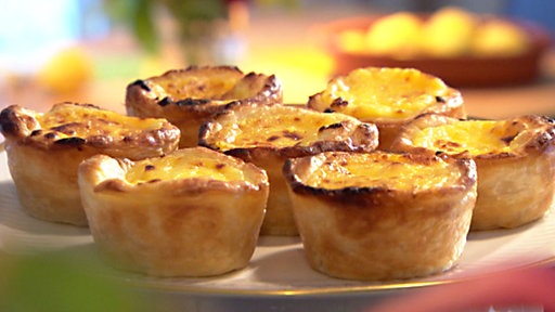 Portugiesische Natas angerichtet auf einem Teller
