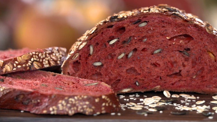 Ein aufgeschnittener Laib Brot mit rötlicher Färbung.