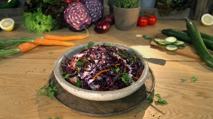 Das Bild zeigt eine Schüssel mit dem angerichteten roten Coleslaw.