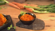 Das Bild zeigt ein Schälchen mit der Sauce aus getrockenten Tomaten. 