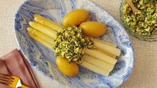 Grüner Spargel mit Sauce Gribiche: Bild kann vom Rezept abweichen.