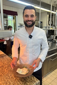 Dennis Kuckuck aus dem Restaurant Vendome im Schloss Bensberg mit seinem Gericht Spargel mit Zander und Lorbeer Beurre-Blanc