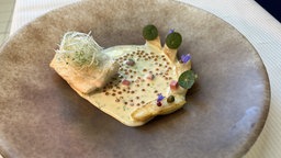 Sterneküche: Spargel mit Zander und Lorbeer Beurre-Blanc von Dennis Kuckuck, Restaurant Vendome, Schloss Bensberg