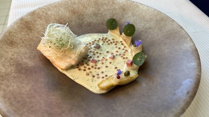 Sterneküche: Spargel mit Zander und Lorbeer Beurre-Blanc von Dennis Kuckuck, Restaurant Vendome, Schloss Bensberg