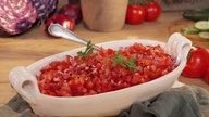 Das Bild zeigt eine Schüssel mit dem angerichteten Tomatensalsa.