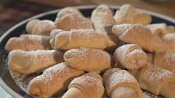 Auf einem Teller liegen türkische Apfelplätzchen