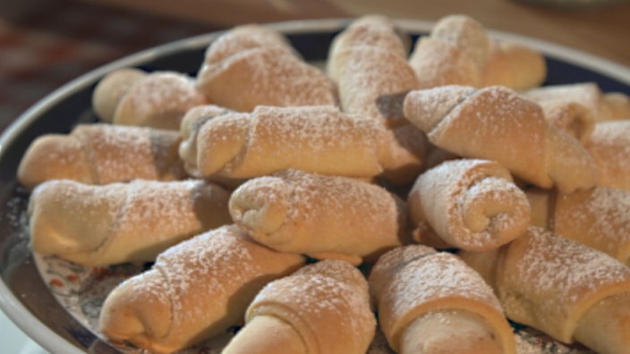 Auf einem Teller liegen türkische Apfelplätzchen