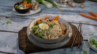 Das Bild zeigt eine Schüssel mit der vegetarischen Ramensuppe, garniert mit einem Ei und Karotte.