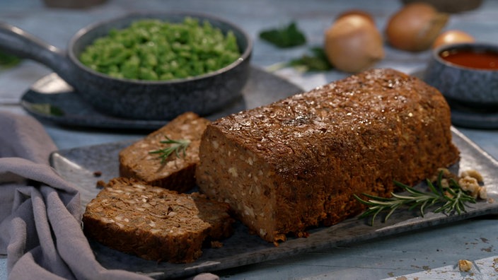 Das Bild zeigt den vegetarischen Hackbraten auf einem Teller serviert.