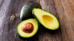 Das Bild zeigt zwei Avocados.